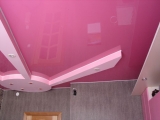 розовый натяжной потолок глянец